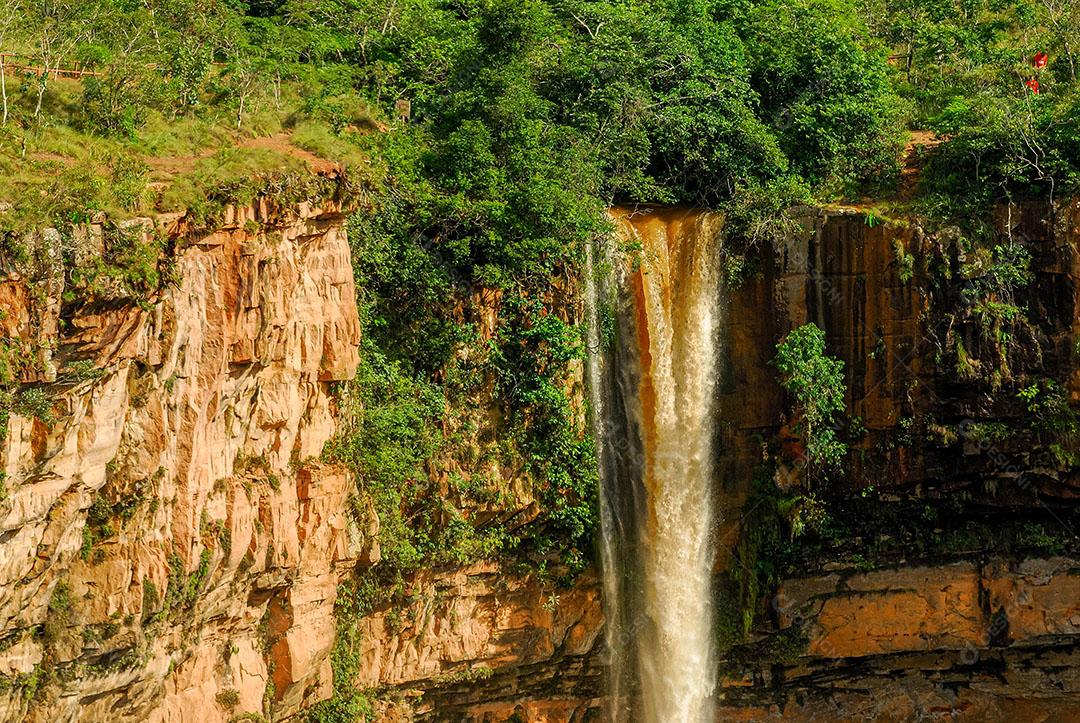 Cachoeira Véu de Noiva Vegetação Falésia Rochosa Chapada Guimarães Imagem JPG