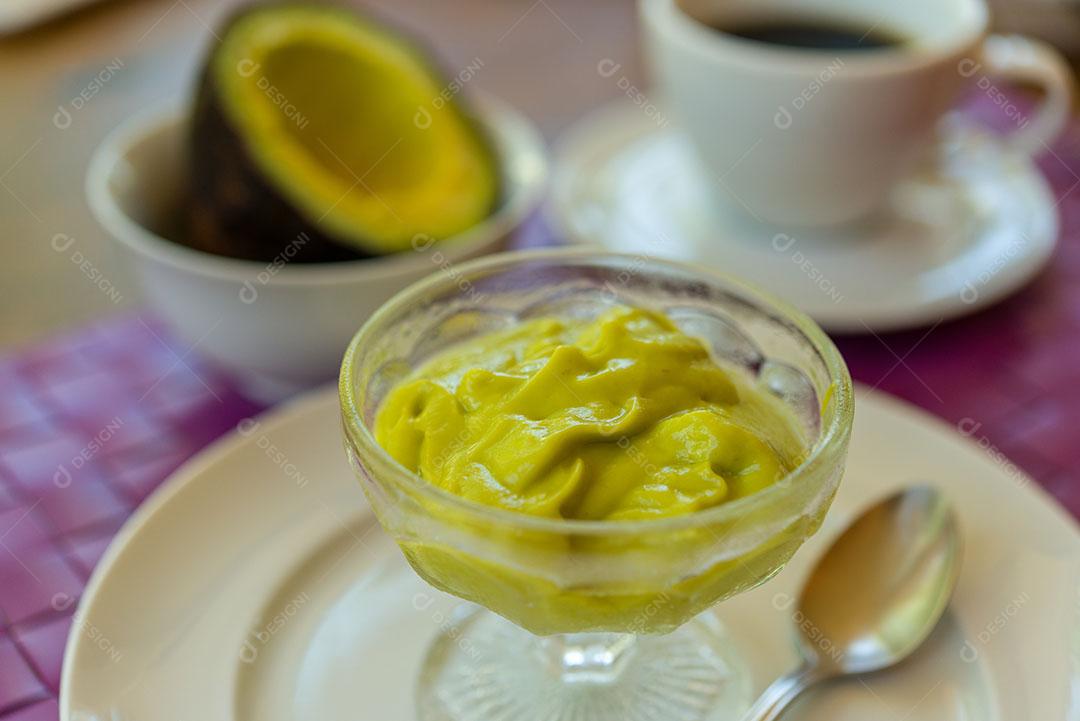 Foto Creme Abacate Tigela de Vidro Prato Branco Sobre Mesa Café Manhã