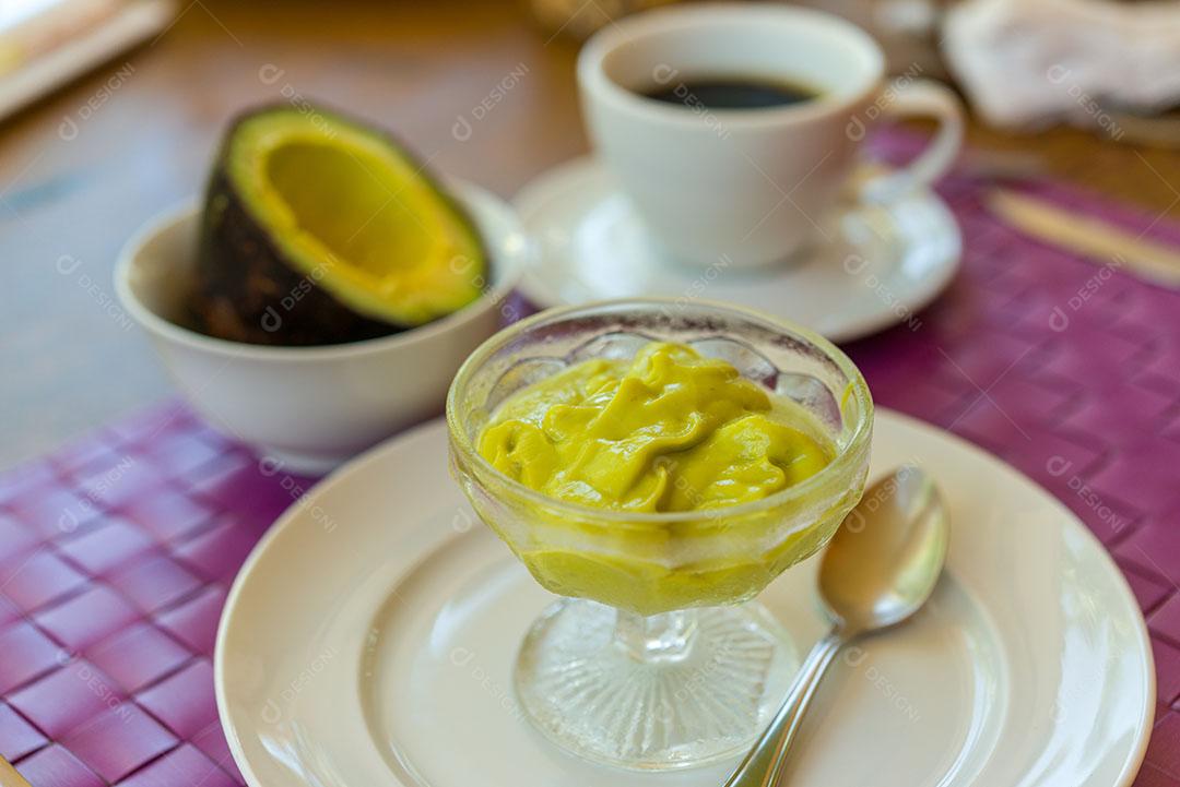 Foto Creme Abacate Tigela de Vidro Prato Branco Sobre Mesa Café Manhã