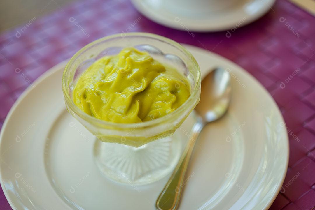Foto Creme Abacate Tigela de Vidro Prato Branco Sobre Mesa Café Manhã