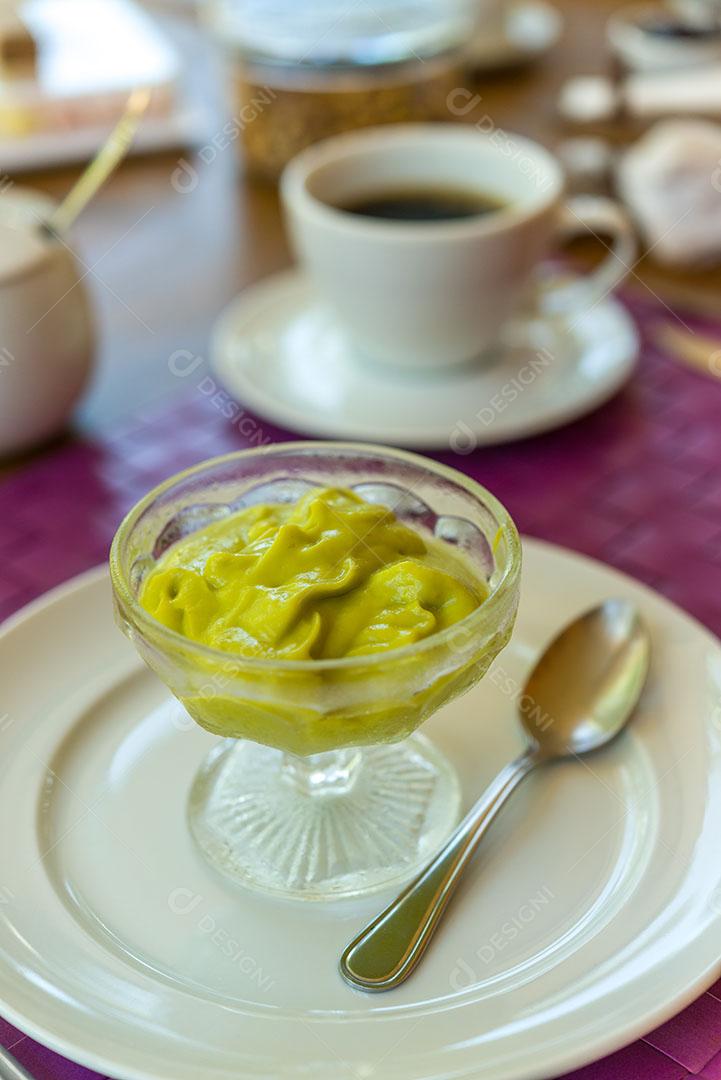 Foto Creme Abacate Tigela de Vidro Prato Branco Sobre Mesa Café Manhã