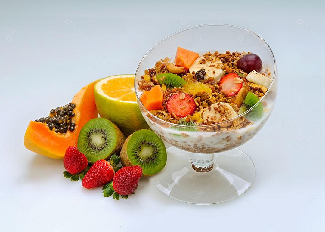 Tigela de Vidro Com Açaí Com Granola Frutas Uva Banana Mamão Imagem JPG