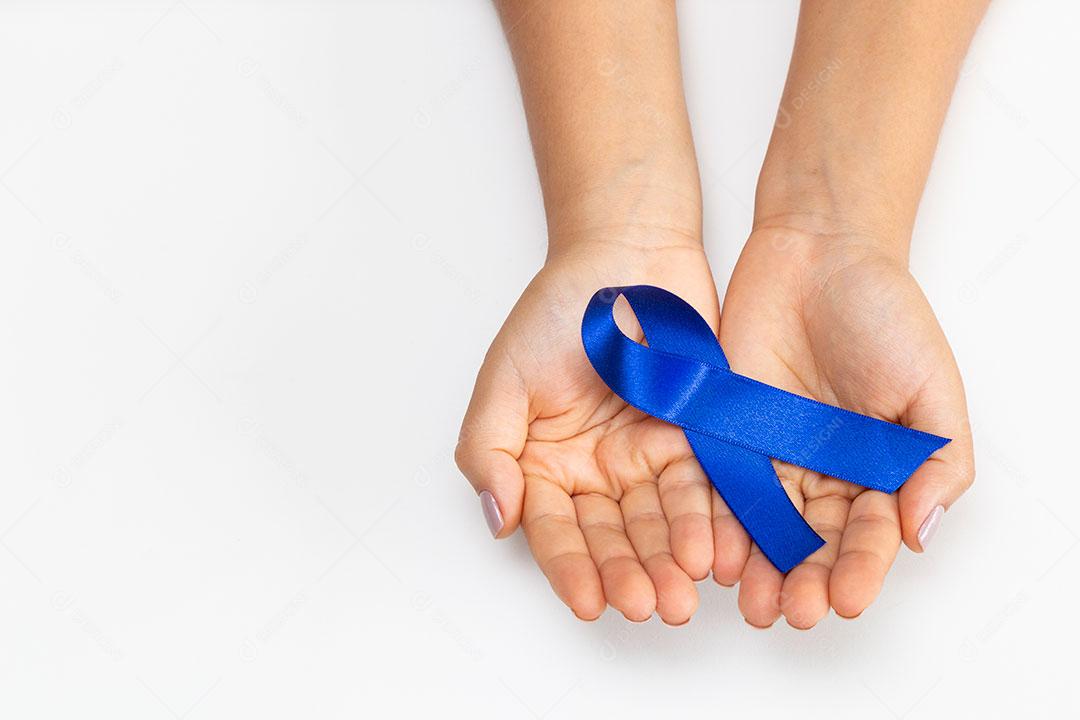 Mãos Segurando Laço Câncer de Próstata