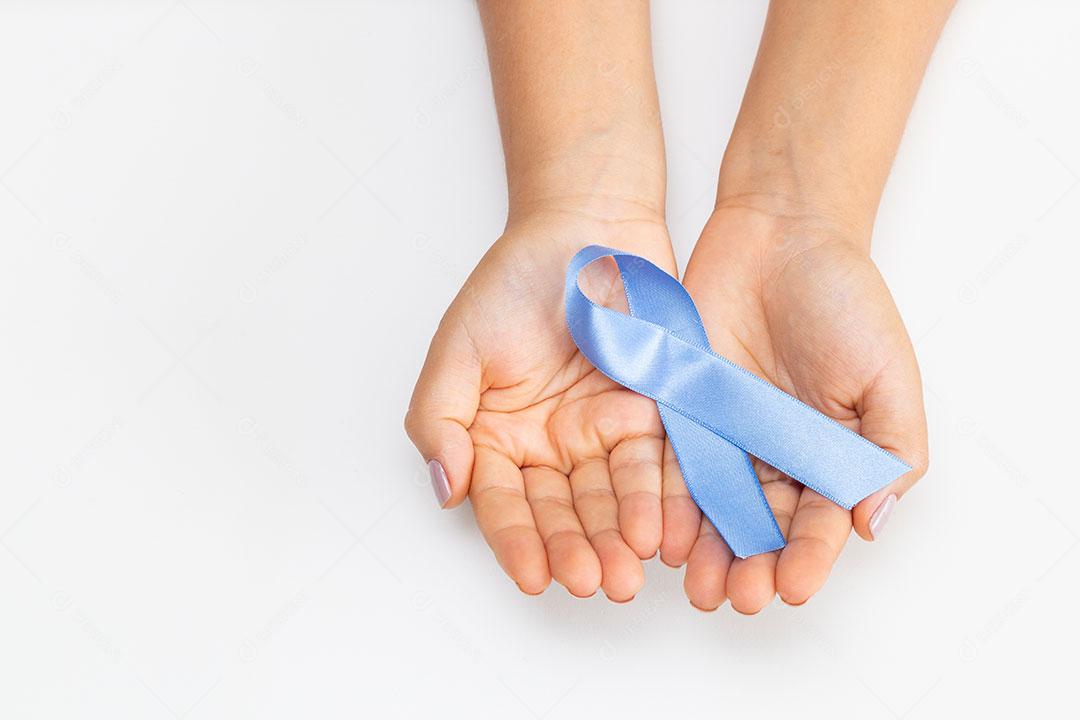 Mãos Segurando Laço Câncer de Próstata
