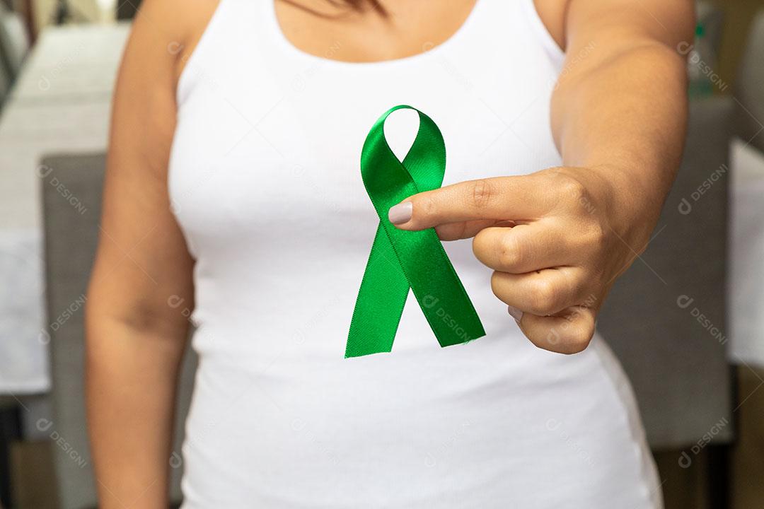 Mãos Segurando Laço Verde Campanha Pela Vida