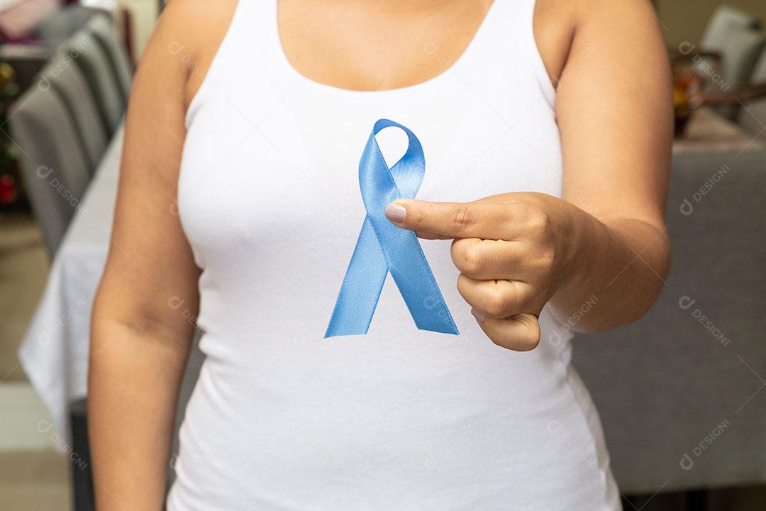 Mãos Segurando Laço Azul Prevenção Câncer de Próstata