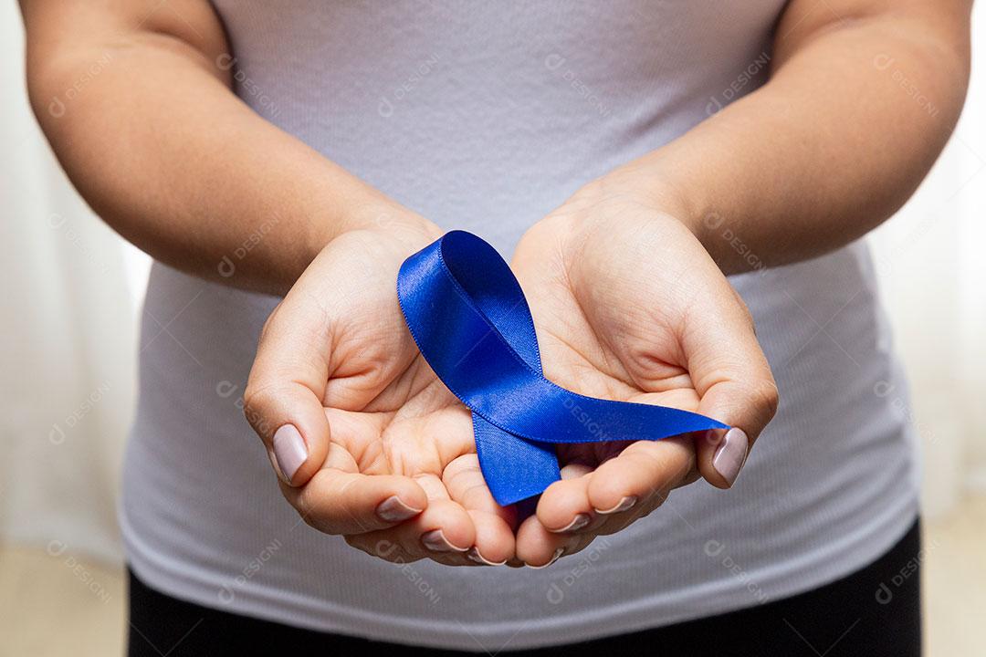 Mãos Segurando Laço Azul Prevenção Câncer de Próstata