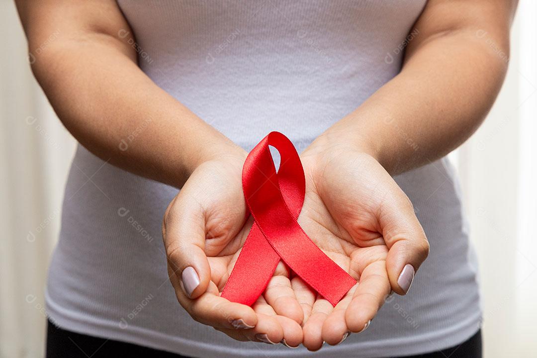 Mãos Segurando Laço Vermelho Prevenção AIDS