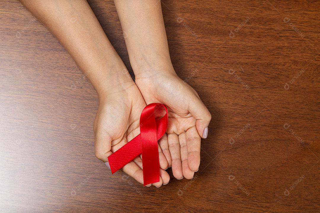 Mãos Segurando Laço Vermelho Prevenção AIDS