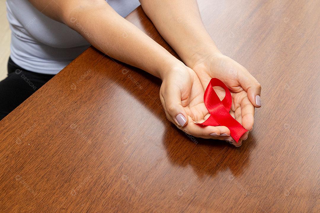 Mãos Segurando Laço Vermelho Prevenção AIDS