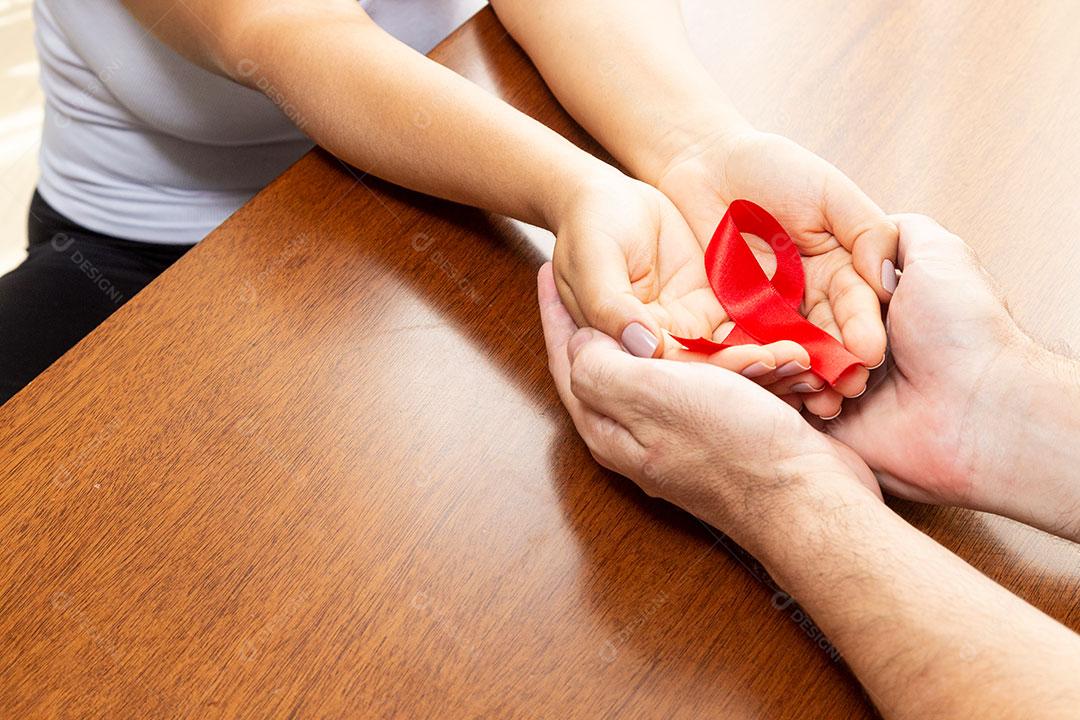 Mãos Segurando Laço Vermelho Prevenção AIDS