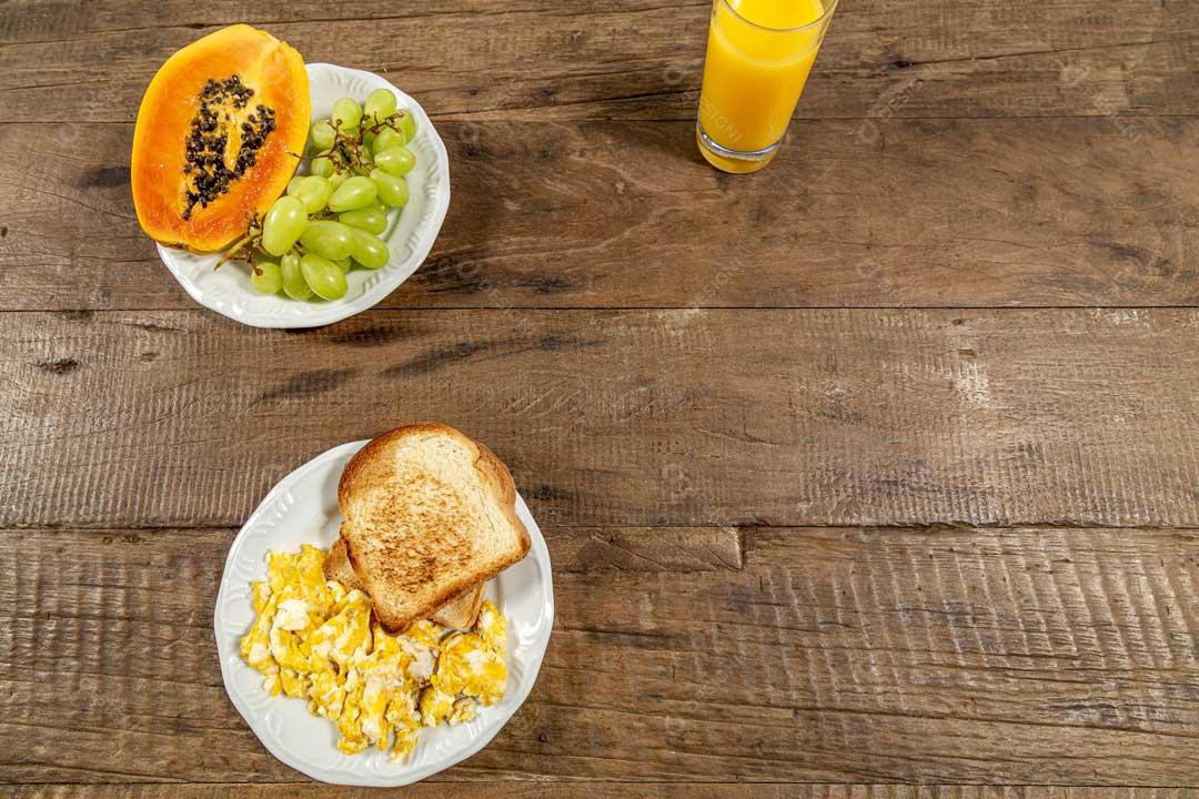 Foto Pratos Com Comidas Uva Mamão Torradas Imagem JPG