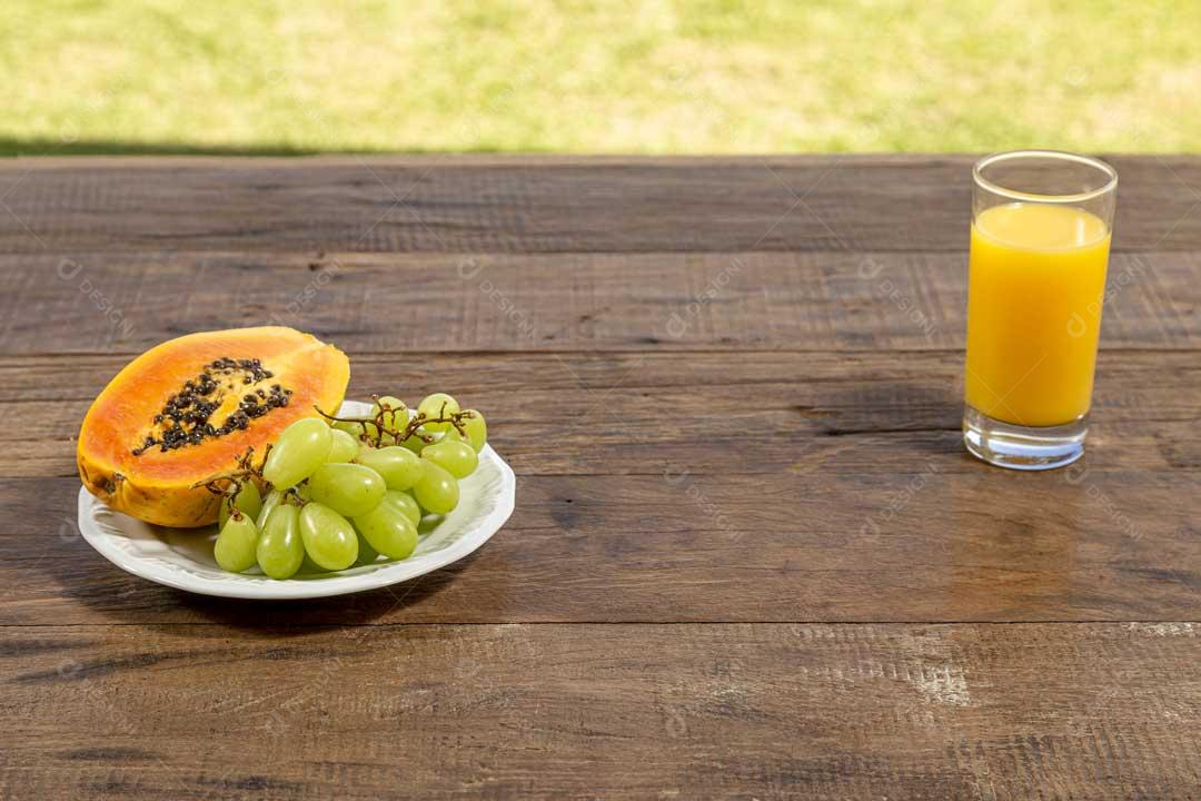 Foto Prato Com Uvas Verdes Mamão E Suco Imagem JPG