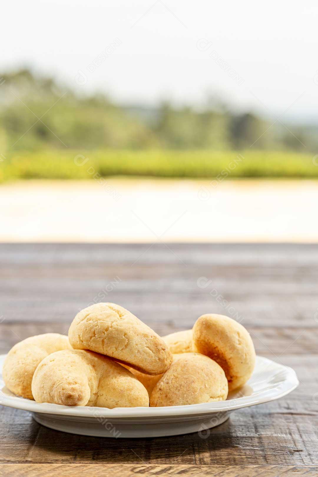 Pão de queijo no prato em foto vertical