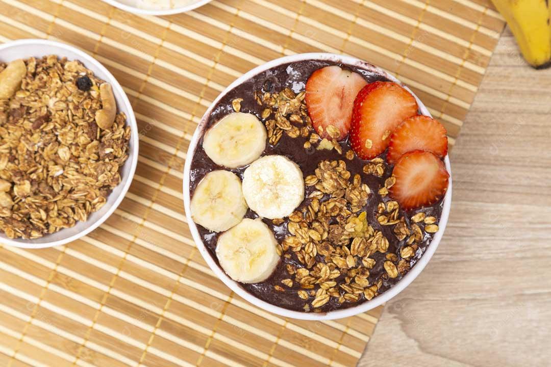 Foto Tigela de AçaÍ Com Morango Banana Granola Em Cima Da Mesa Imagem JPG