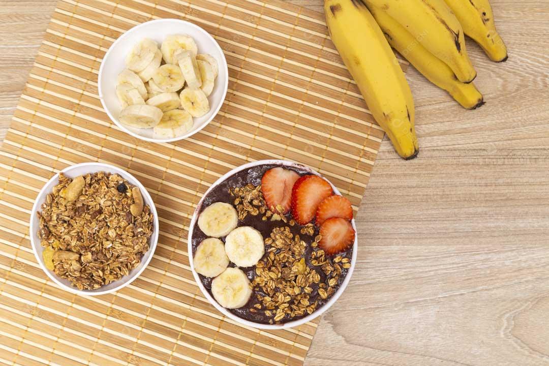 Foto Tigela de Açaí Com Morango Banana Em Cima Da Mesa Imagem JPG
