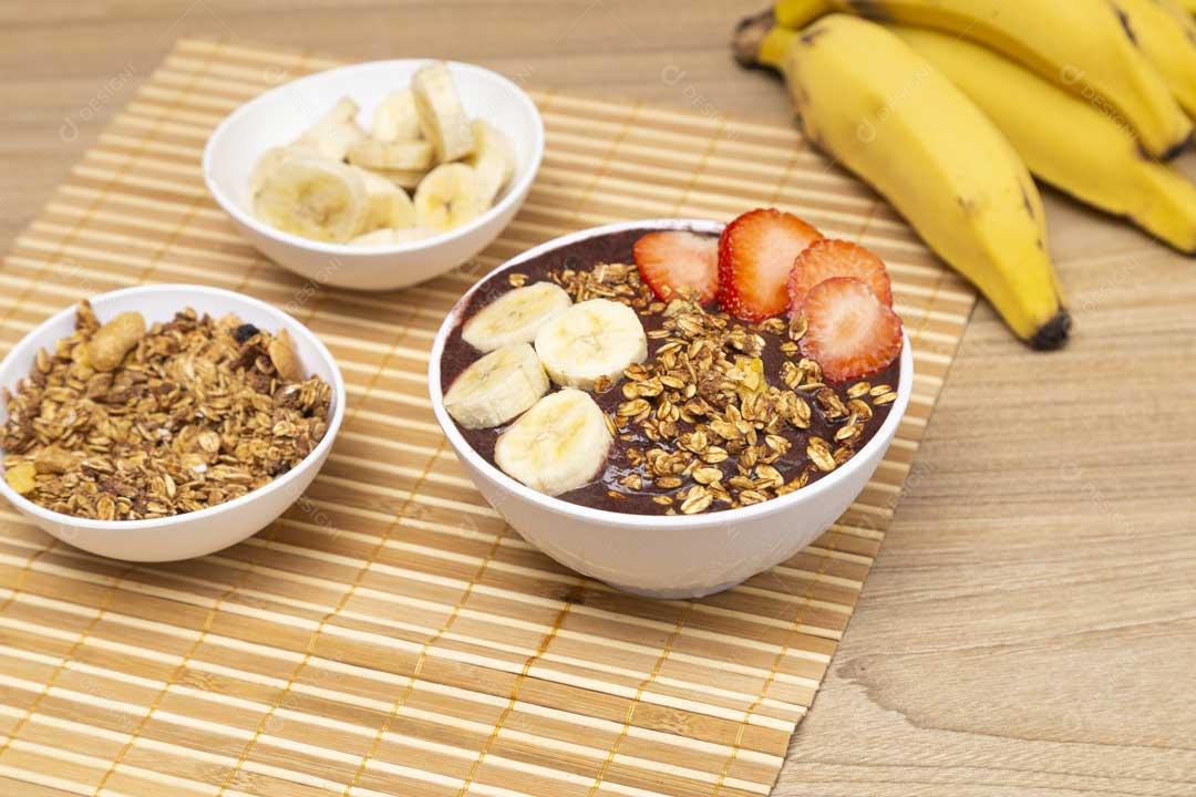 Foto Tigela de Açai Com Morango Granola Banana Imagem JPG