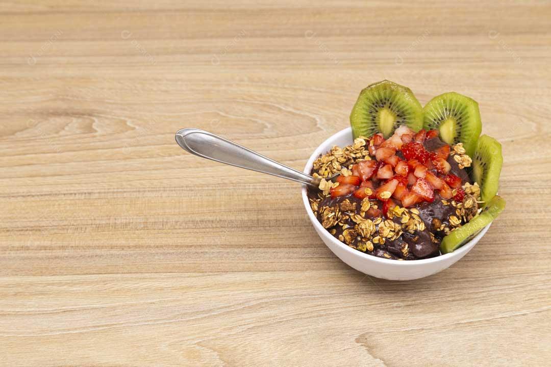 Foto Tigela de Açaí Com Morango Em Cima Da Mesa Imagem JPG