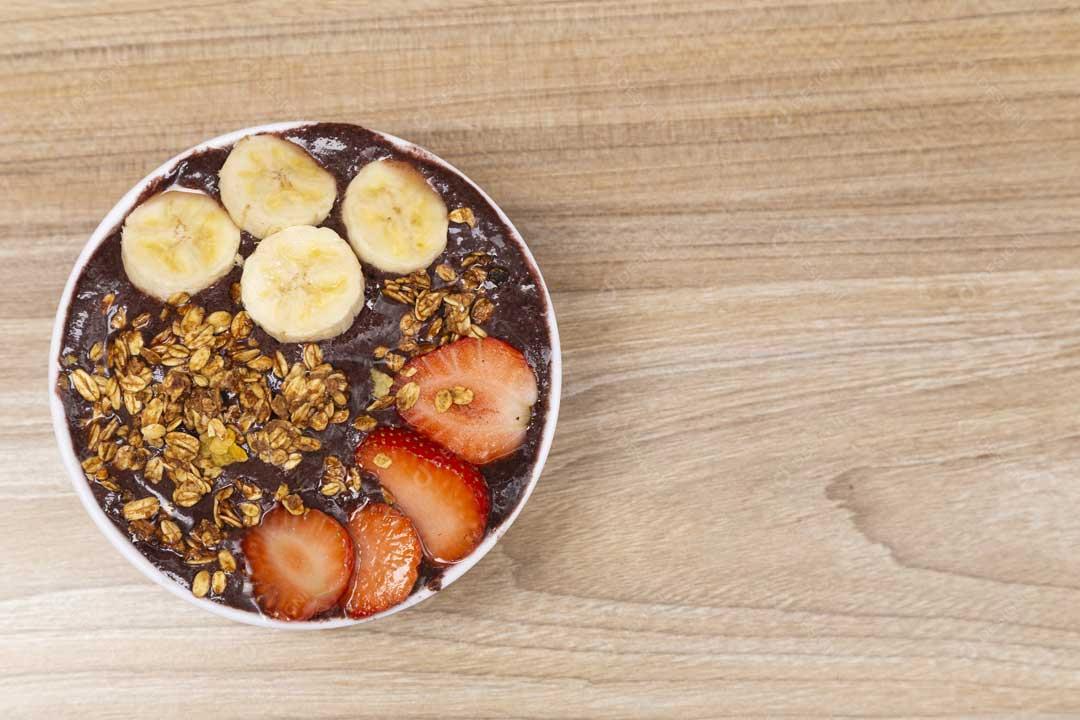 Foto Tigela de AçaÍ Com Morango Em Cima Da Mesa Imagem JPG