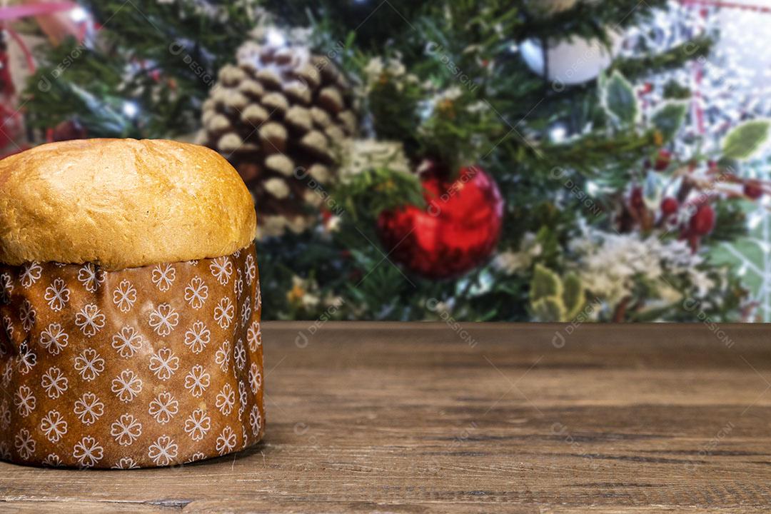 Mesa de Madeira Com Panetone Imagem jpg