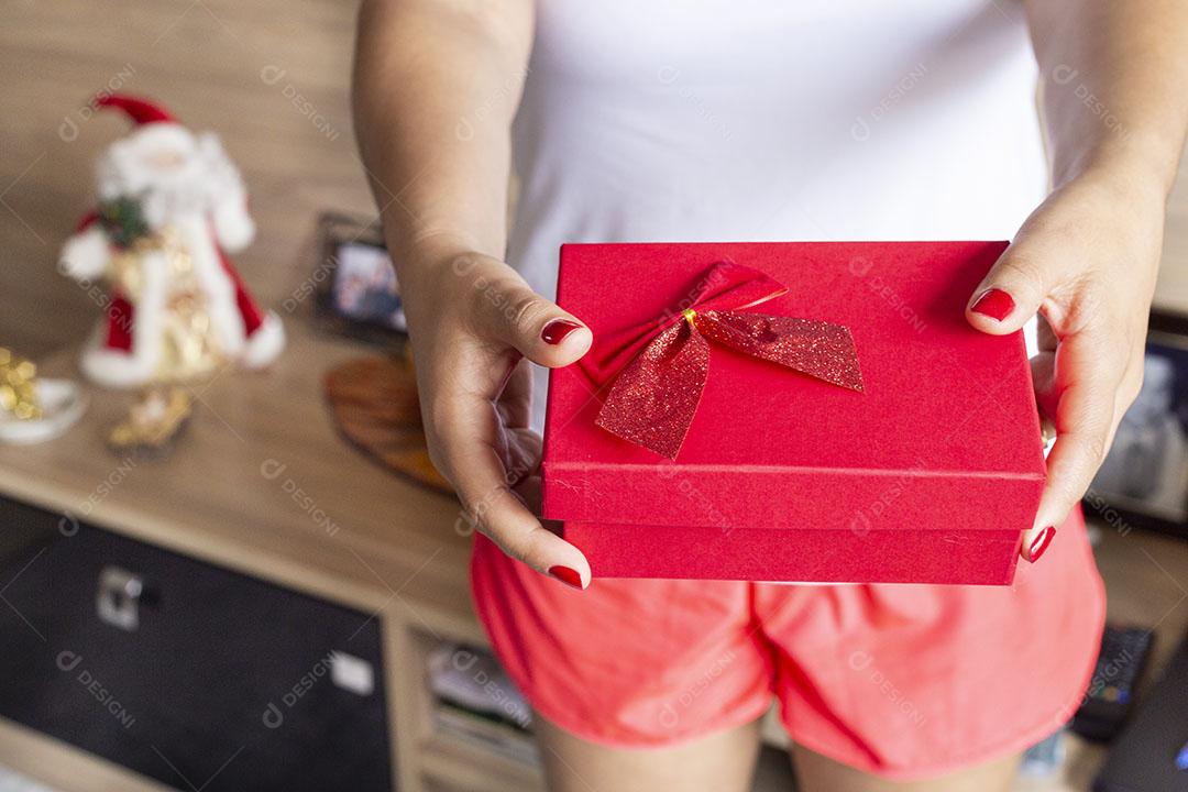 Mulher Segurando Caixa de Presente Imagem jpg
