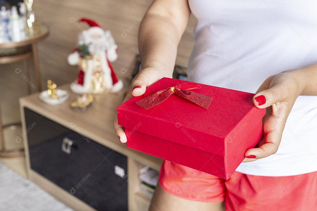 Mulher Segurando Caixa de Presente Imagem jpg