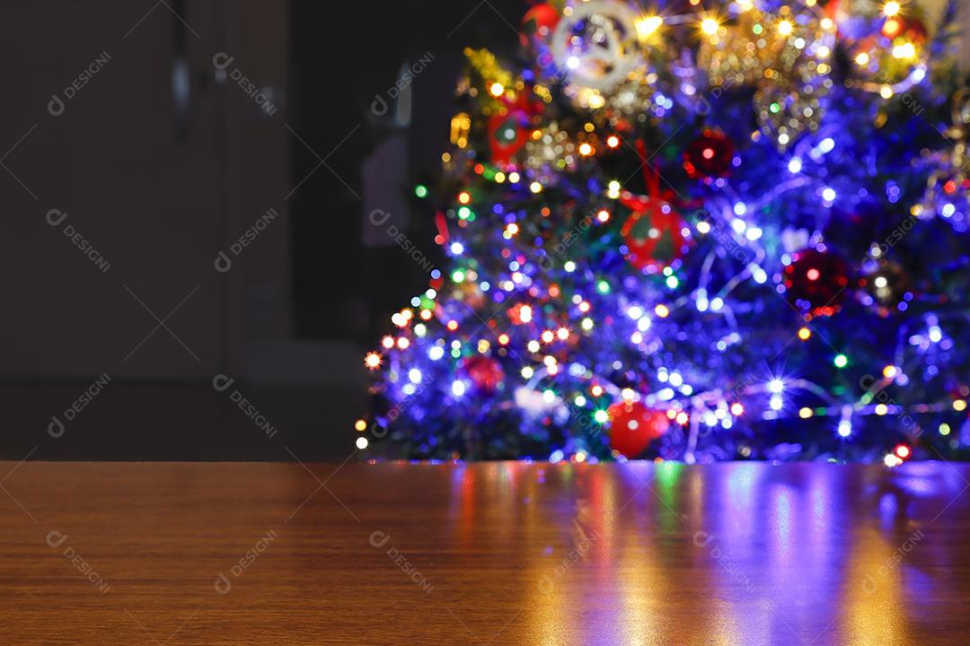 Mesa de Madeira com Fundo de Árvore de Natal Imagem jpg