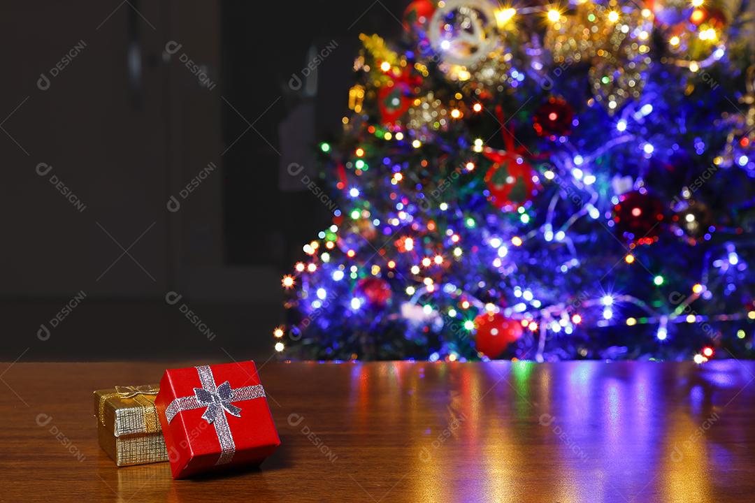 Mesa de madeira com fundo de árvore de Natal Imagem jpg