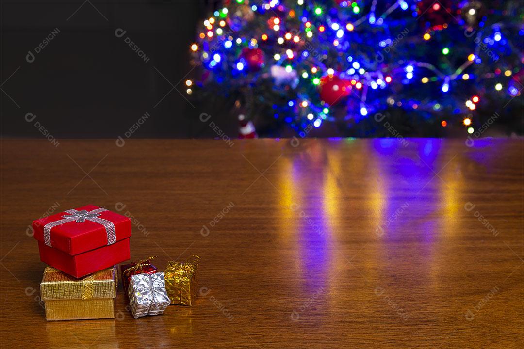 Presentes em uma Mesa de Madeira Imagem jpg