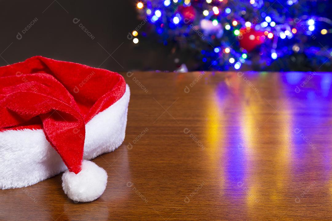 Mesa de Madeira com Chapéu de Papai Noel Imagem jpg