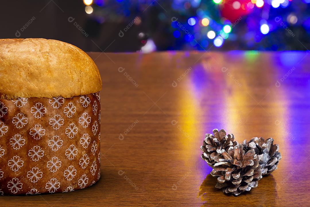 Mesa de Madeira,com Panetone Imagem jpg