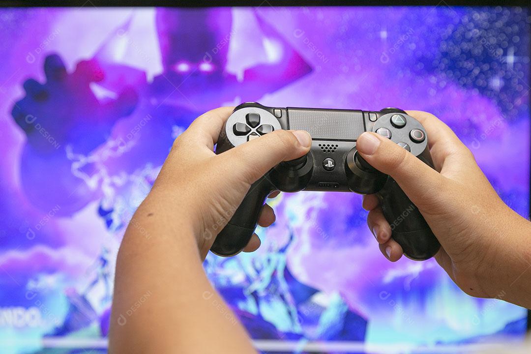 Jogando Playstation Imagem jpg