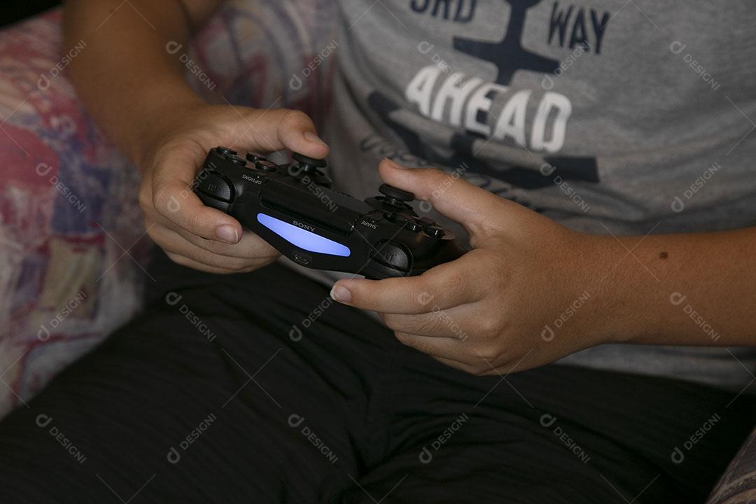 Segurando Controle de Video Game Imagem jpg