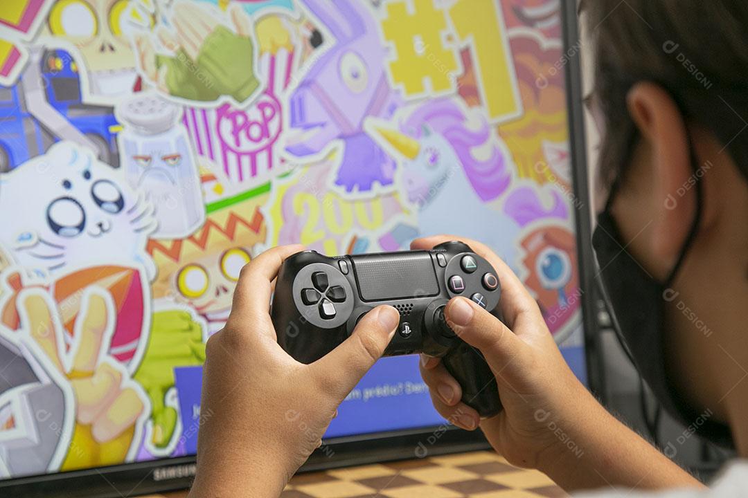 Jovem Jogando Video Game Imagem jpg