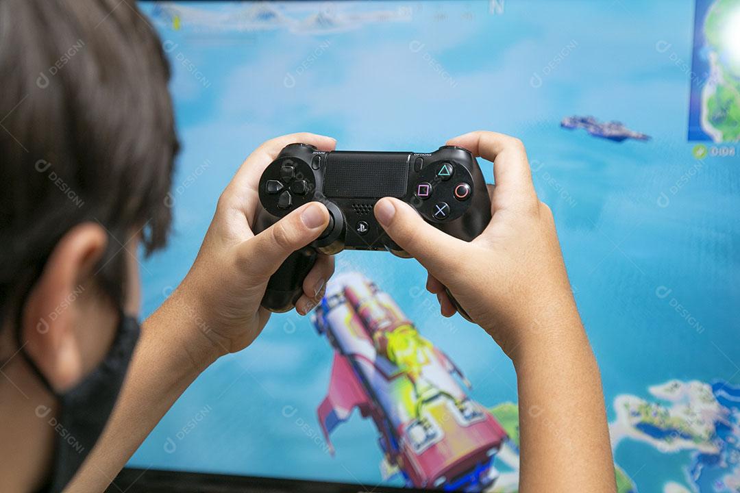 Menino Jogando Playstation Imagem jpg
