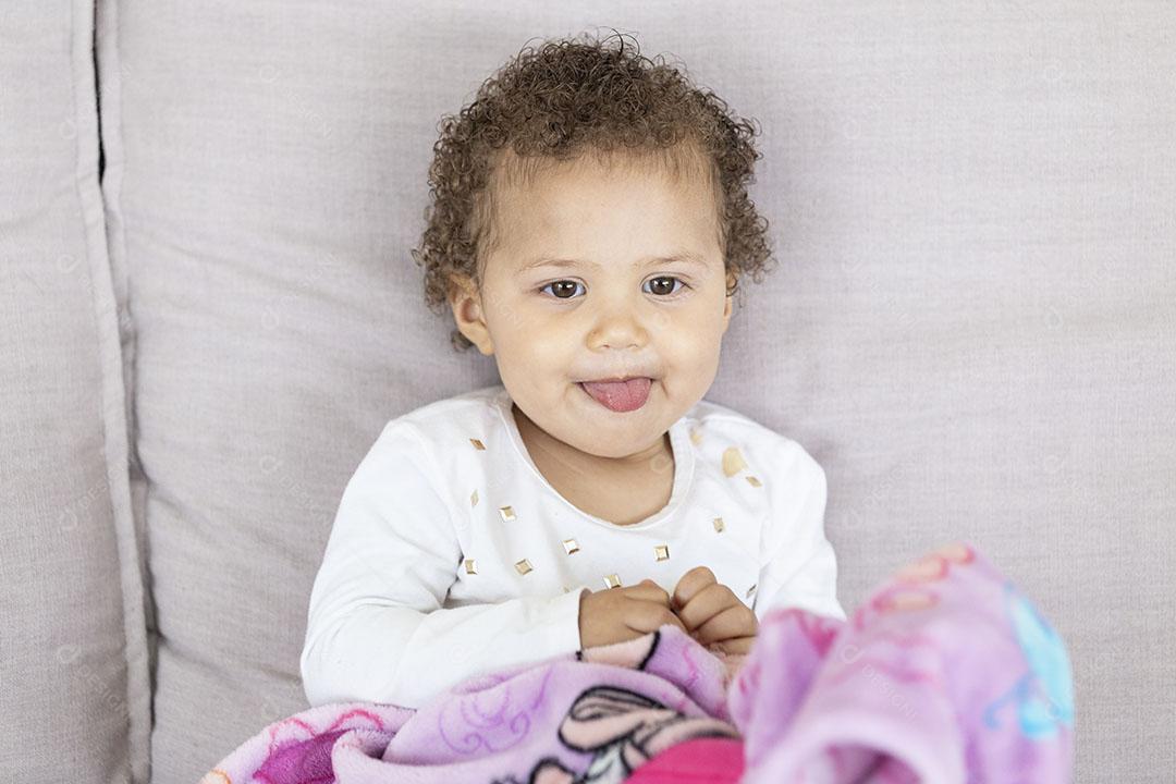 bebê no Sofá Imagem jpg