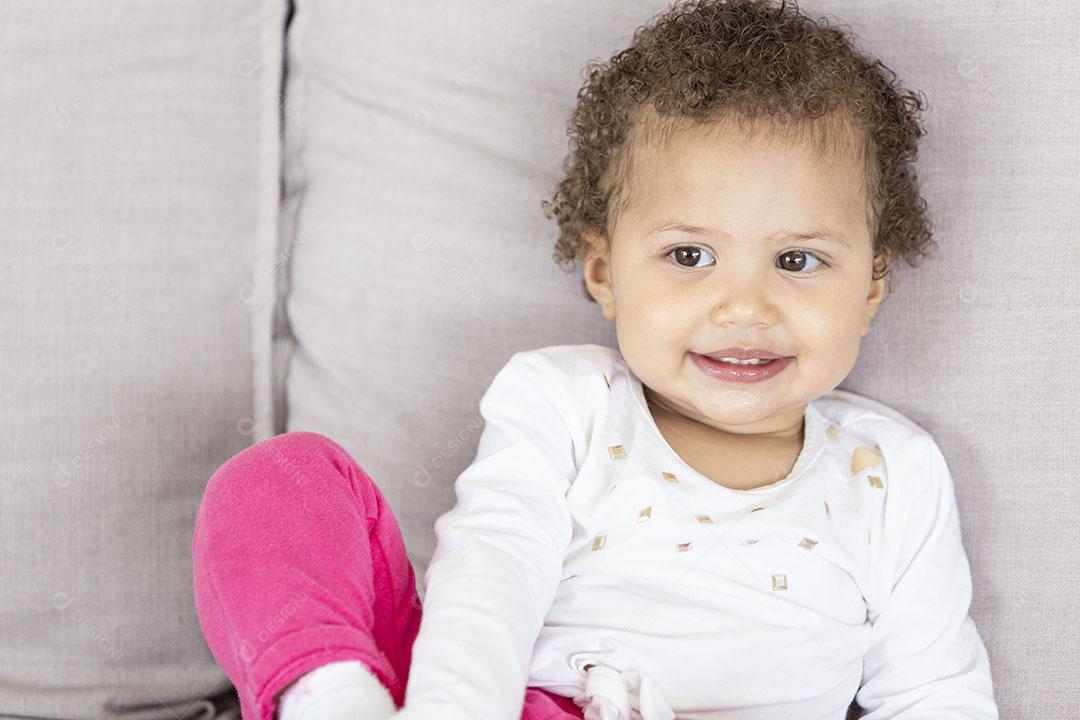 Bebê Sorrindo no Sofá Imagem jpg