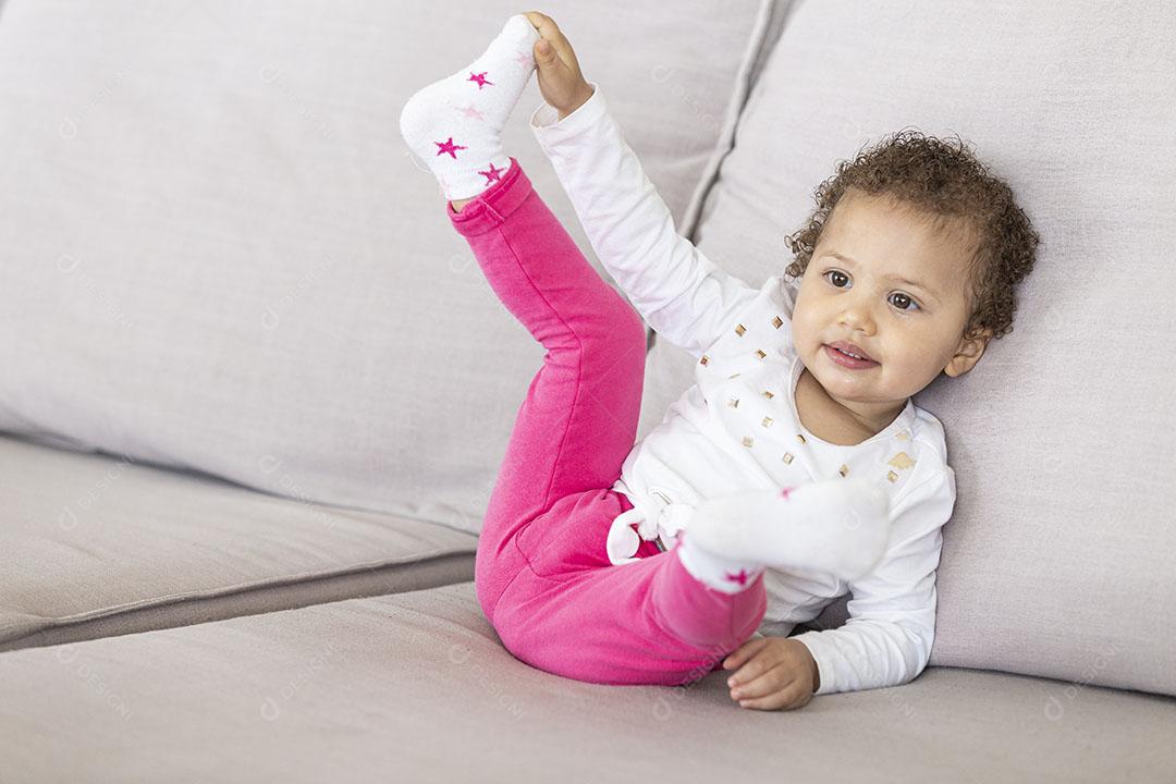 Bebê Sorrindo no Sofá Imagem jpg