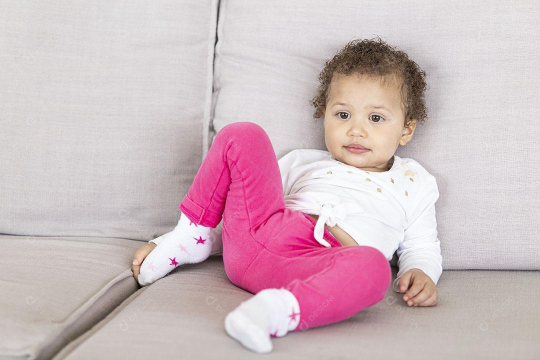 bebê no sofá Imagem jpg