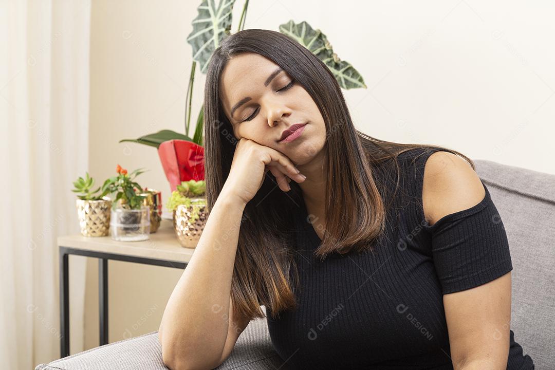 Mulher Dormindo no Sofá Imagem jpg