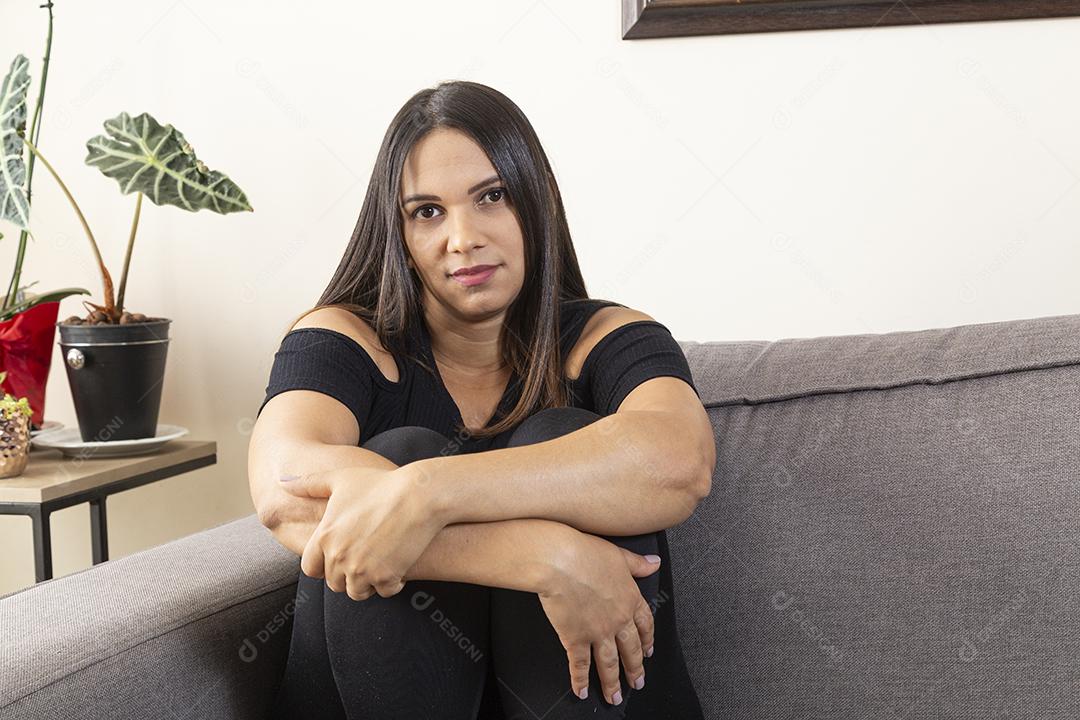 Mulher Sentada no Sofá  Imagem jpg