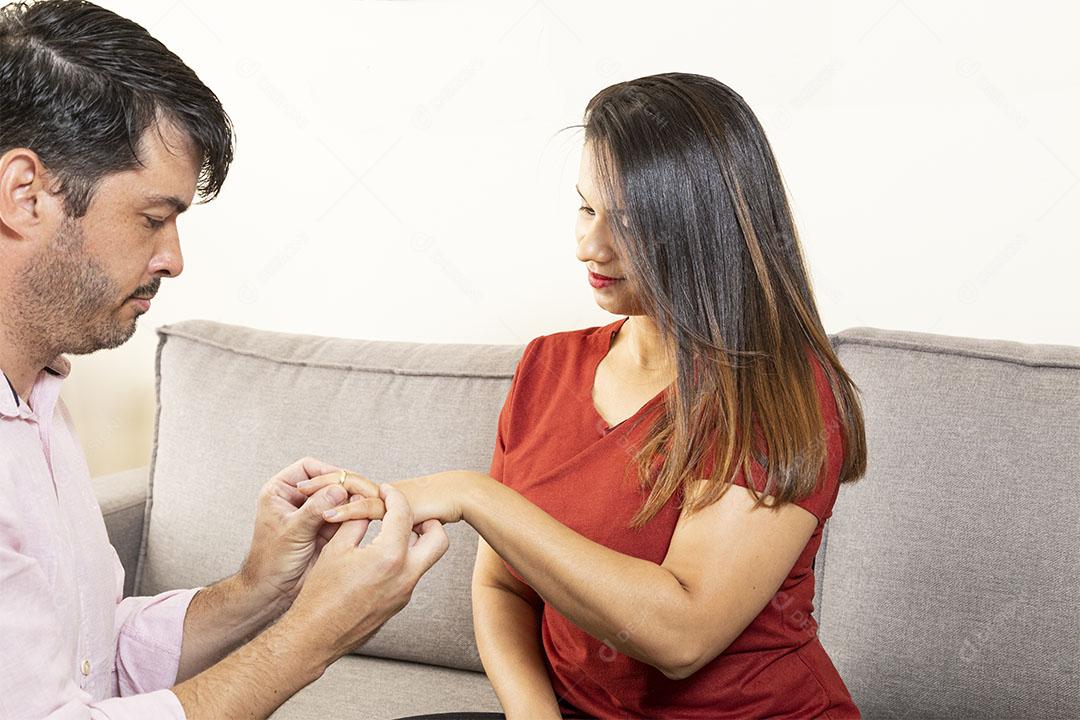 Homem Colocando Aliança na Mão da Esposa Imagem jpg