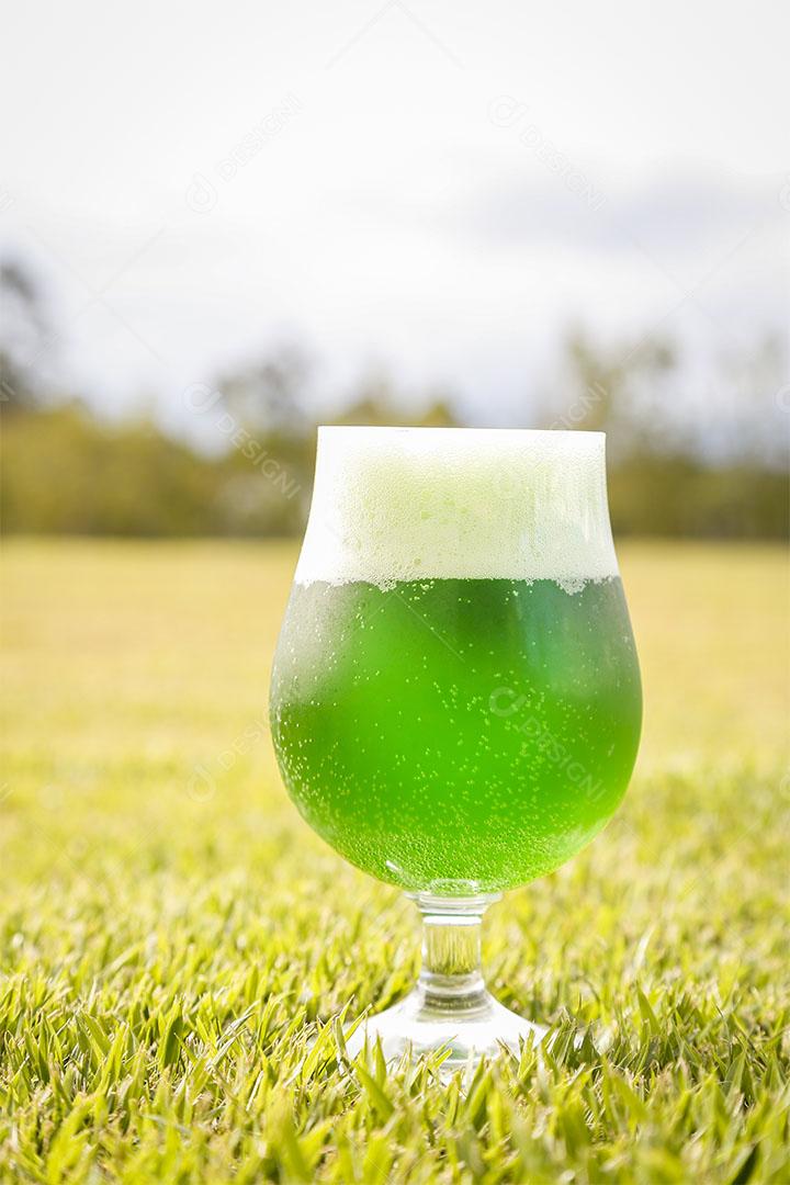 Colocando Cerveja em Copo no gramado Imagem jpg