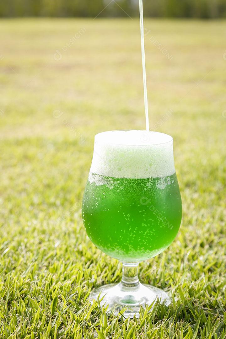 Colocando Cerveja em Copo no gramado Imagem jpg