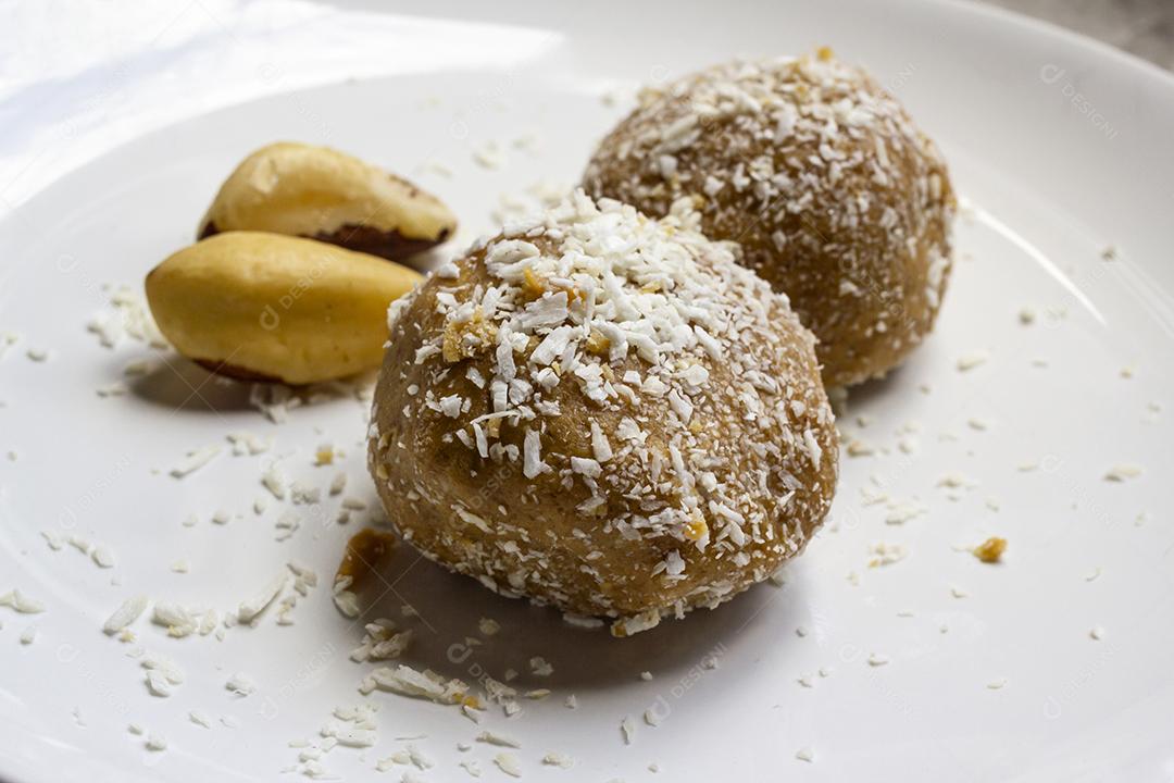 Lanche Cetogênico Feito Com Amendoim e Castanha do Pará Imagem JPG