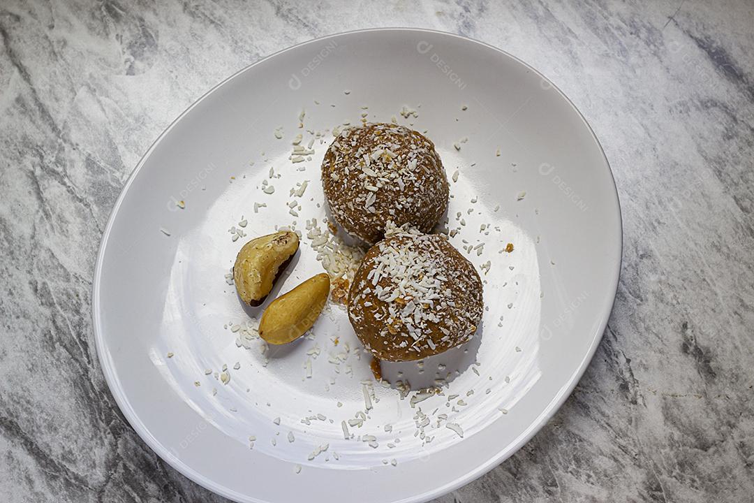 Lanche Cetogênico Feito Com Amendoim e Castanha do Pará Imagem JPG
