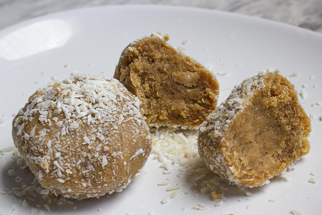 Lanche Cetogênico Feito Com Amendoim e Castanha do Pará Imagem JPG