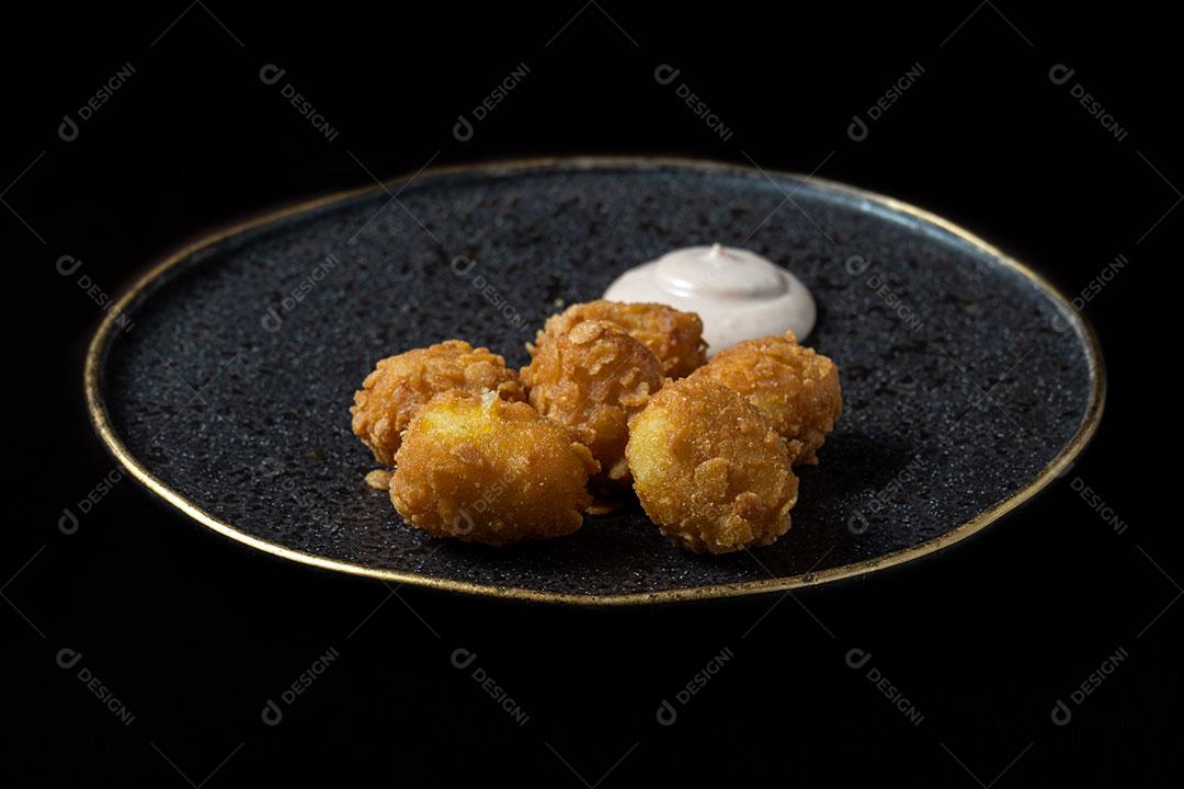 Petiscos Com Molho Sobre Prato Escuro
