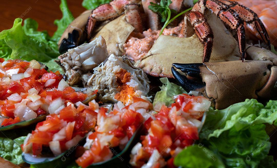 Prato Com Vários Frutos Do Mar E Salada