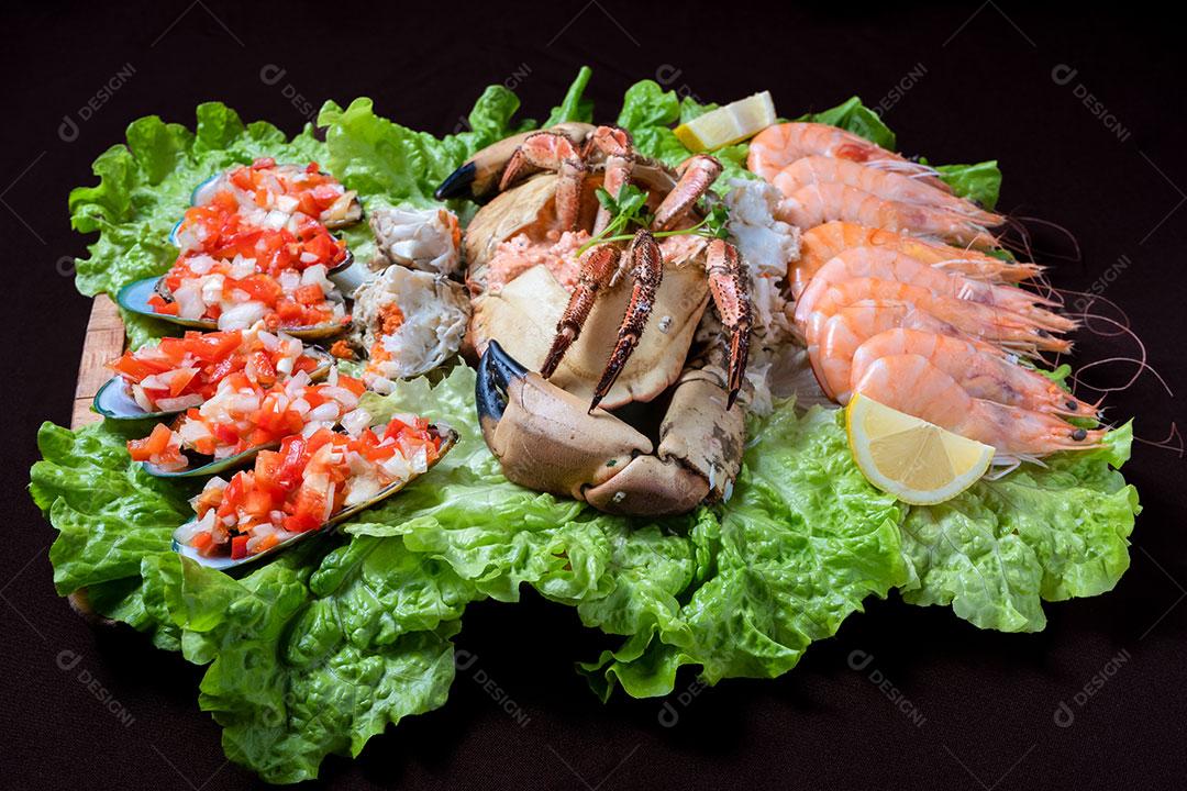 Prato Com Vários Frutos Do Mar E Salada